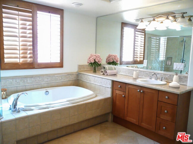 Building Photo - 5831 Seawalk Dr