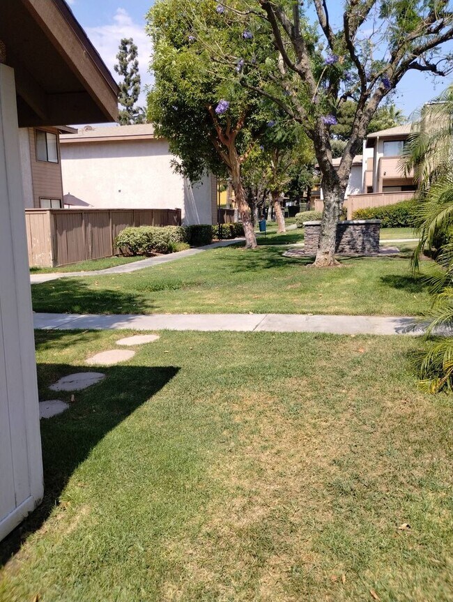 Building Photo - 2 Bedroom 1 Bathroom Condo Down Stairs Unit