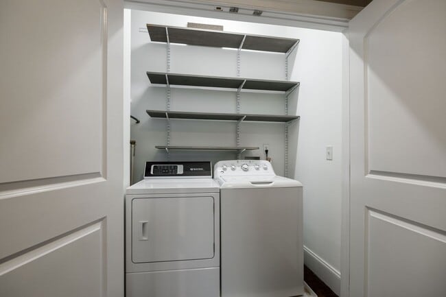 Building Photo - Quaint 3 Bedroom/2 Bath Home Located Near ...