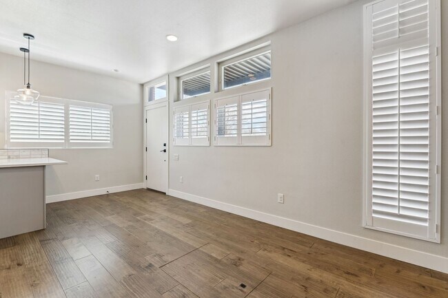 Building Photo - Like New Townhome Available Now-Denver