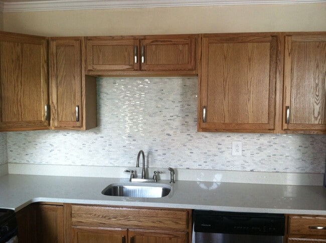 Building Photo - Beautiful 5 bed, 2 bath luxury south side flats home, amazing location!