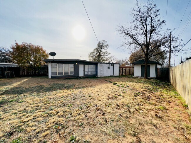 Building Photo - Charming 3/2/1 Home on a Quiet Cul-de-Sac