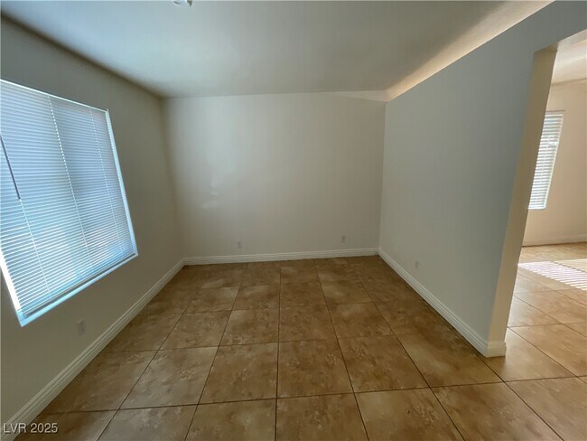 Building Photo - 305 N 10th St