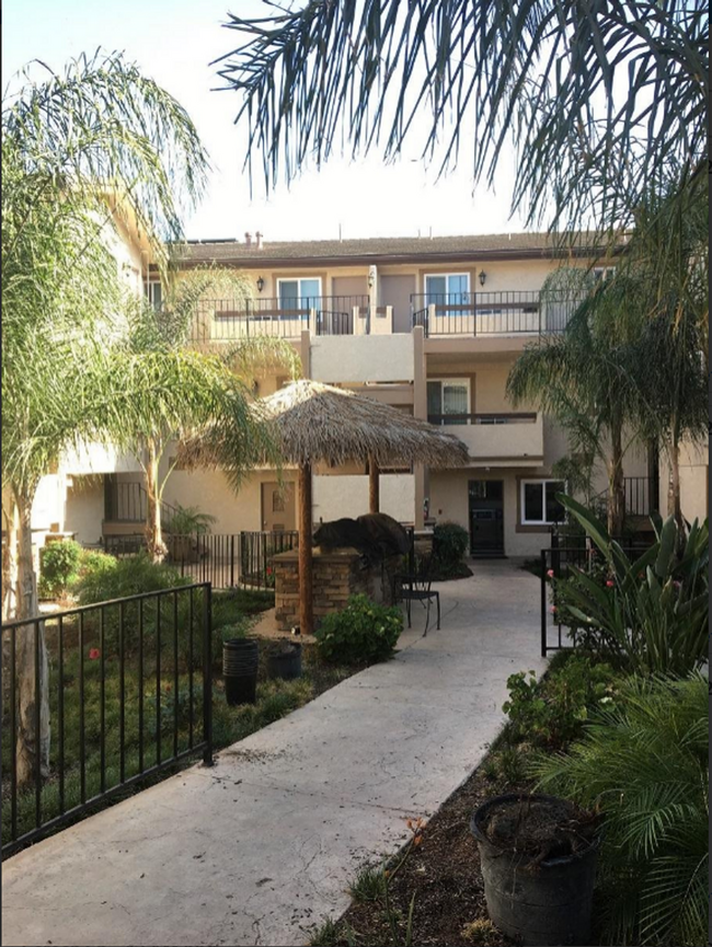 Building Photo - Centrally located 2 bed, 1 bath gated apar...