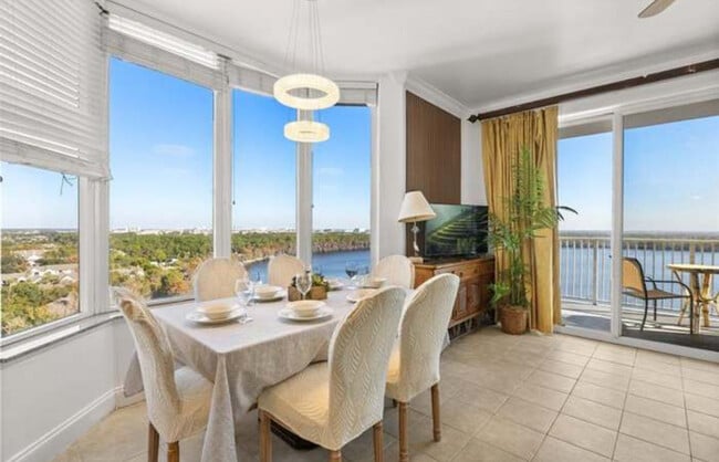 Building Photo - Heron