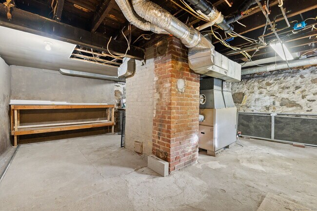 Building Photo - 19 Henry St