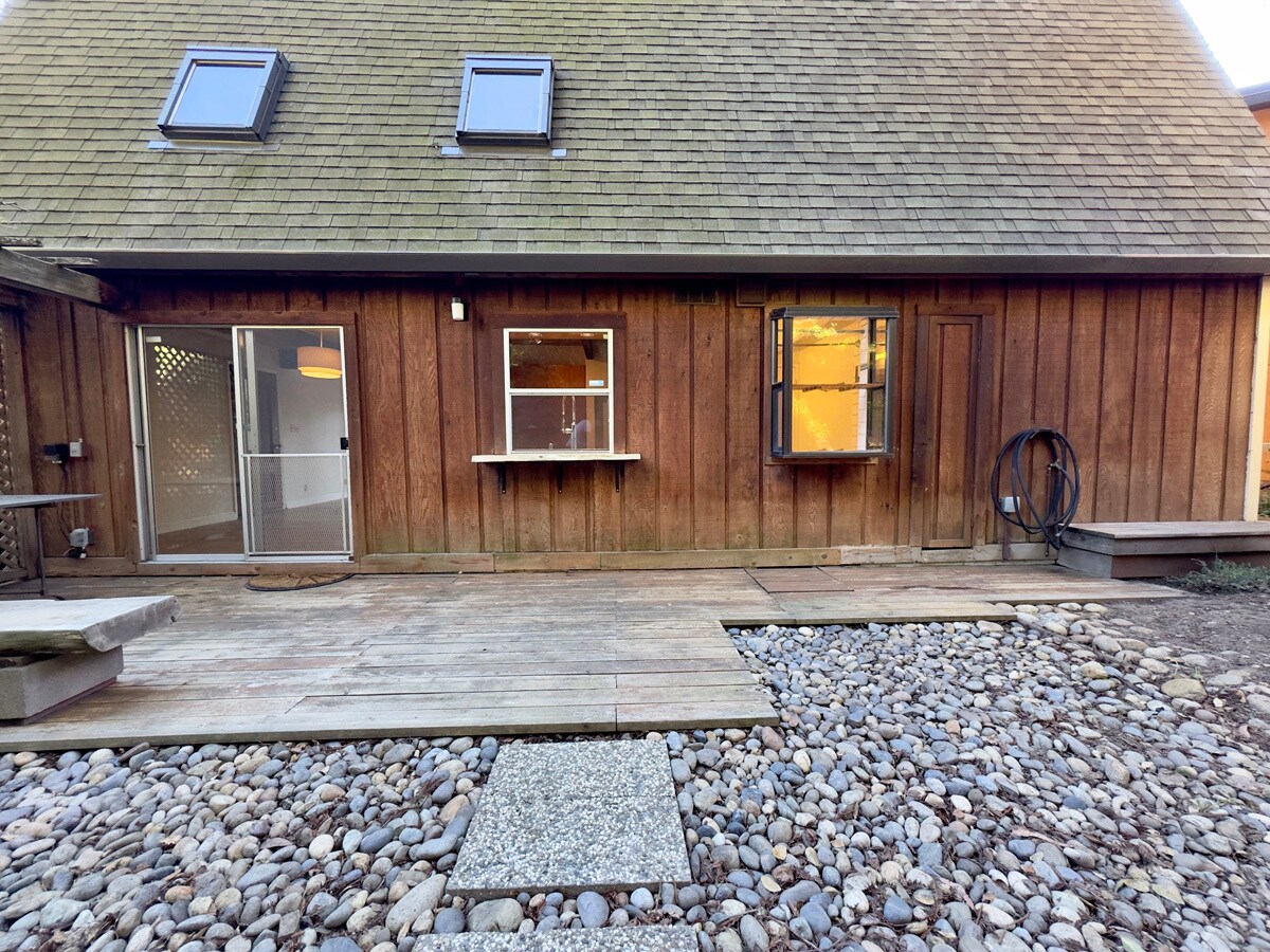 Building Photo - 6583 Valley View Rd