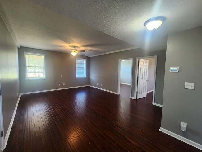 Building Photo - $2500 - 5 Bedrooms 3 Baths + Bonus Room