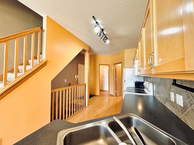 Building Photo - Spacious 3bed Townhome in Coon Rapids.  FI...