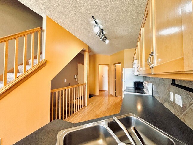 Building Photo - Spacious 3bed Townhome in Coon Rapids.  FINISHED BASEMENT