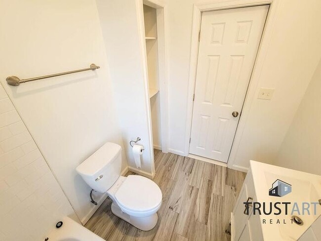 Building Photo - 3 Bedroom House in Germantown