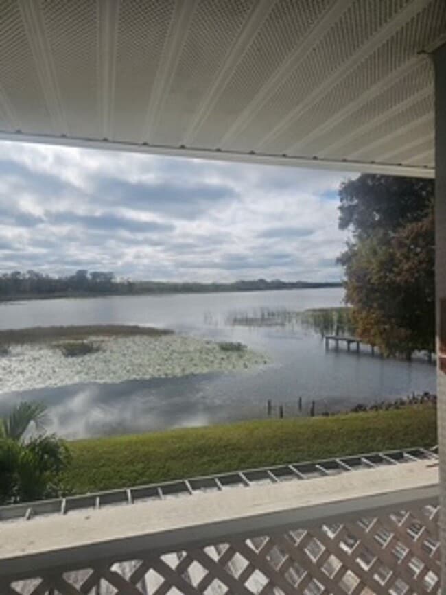 Building Photo - 2 bed 2.5 bath Lake Front Townhouse