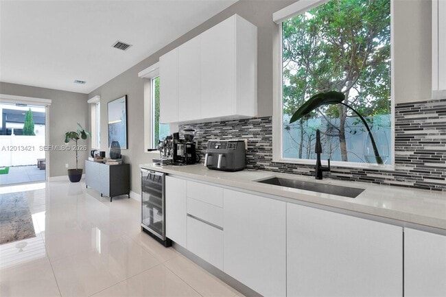 Building Photo - 7535 NW 98th Ave