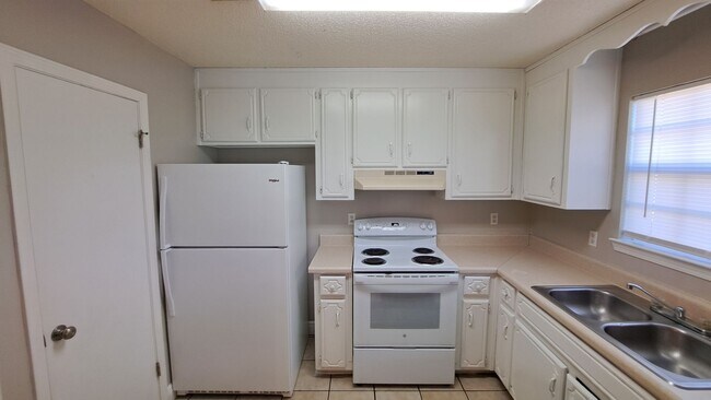 Building Photo - 3 bedroom 2 bath house available for rent!