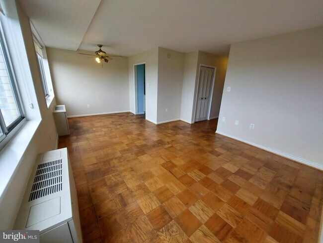 Primary Photo - 10401 Grosvenor Pl