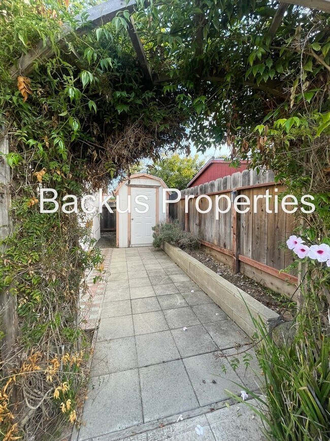 Building Photo - Stunning Three Bedroom in North Salinas  (...
