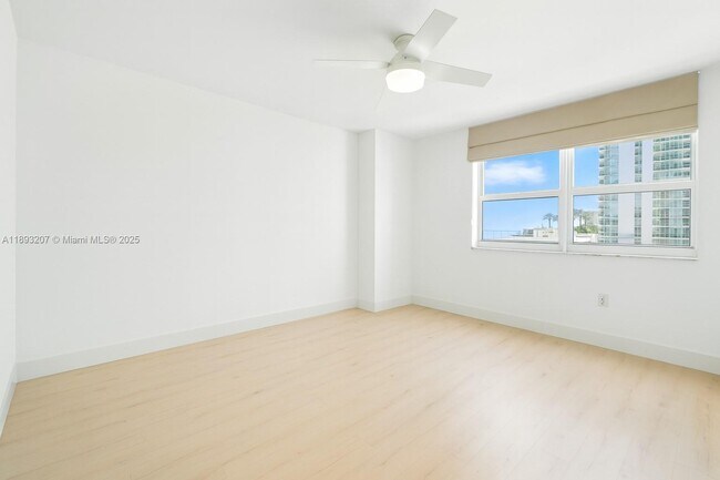 Building Photo - 1155 Brickell Bay Dr