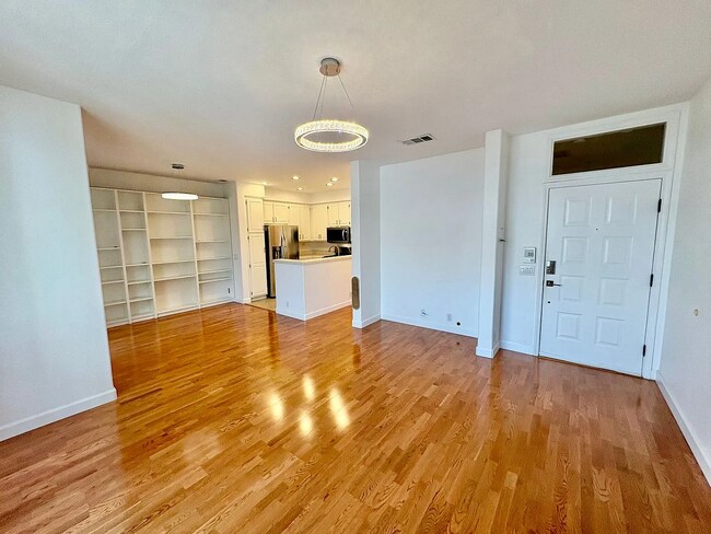 Building Photo - UNIT 102