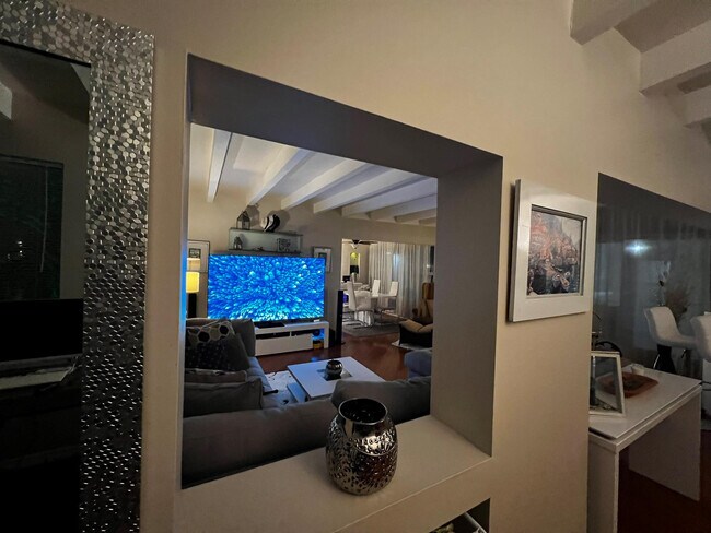 Building Photo - 904 NE 20th Ave