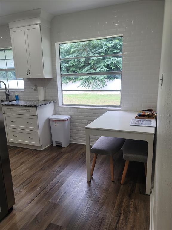 Building Photo - 2400 NE 57th Pl