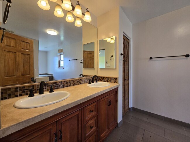 Building Photo - 19 Camerada Rd