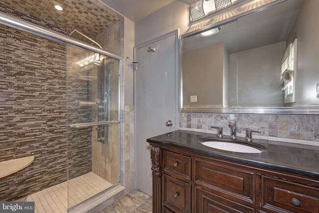 Building Photo - 1717 Country Club Dr