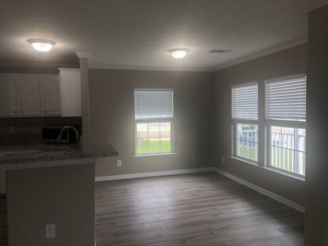 Building Photo - Room For Rent