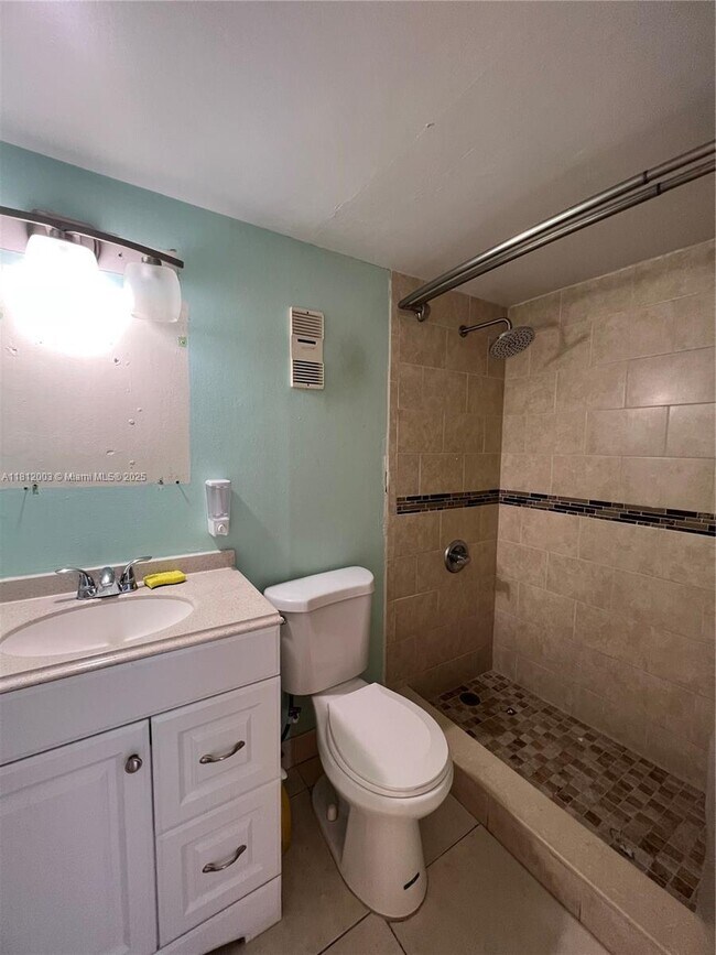 Building Photo - 8887 Fontainebleau Blvd