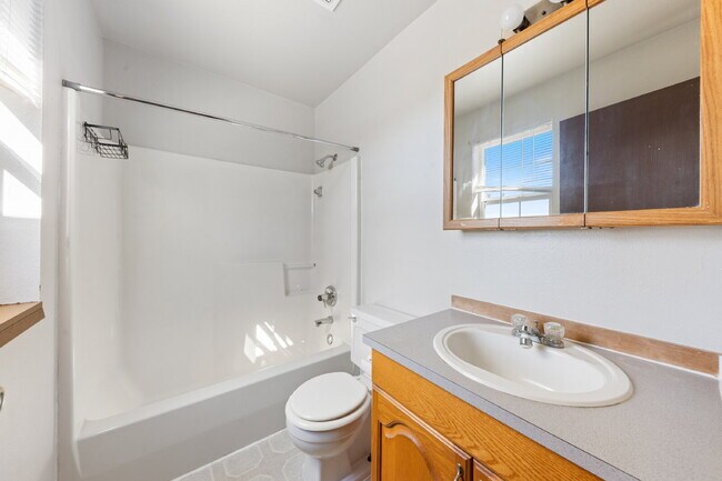 Building Photo - Spacious Townhome 3 Bedrooms plus office!