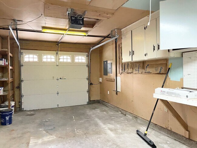 Building Photo - Remodeled 3+1 Bed 2 Bath Rambler in Juanita