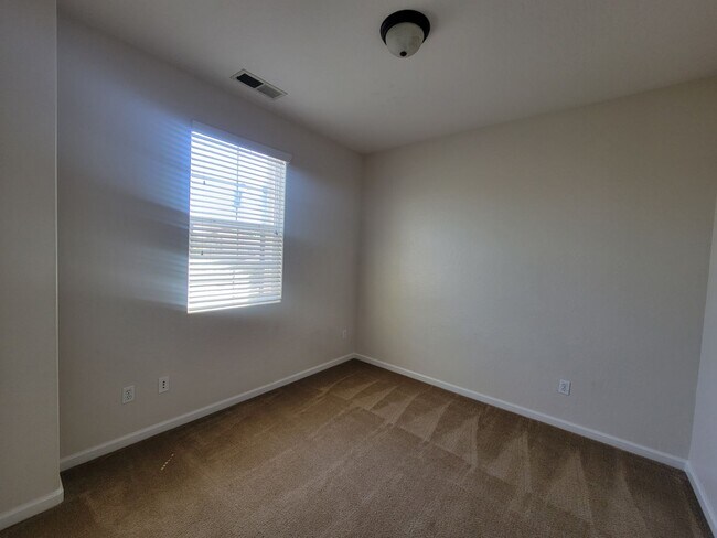 Building Photo - Beautiful 2 bedroom 2.5 bath home in Avalon Gated Community!!