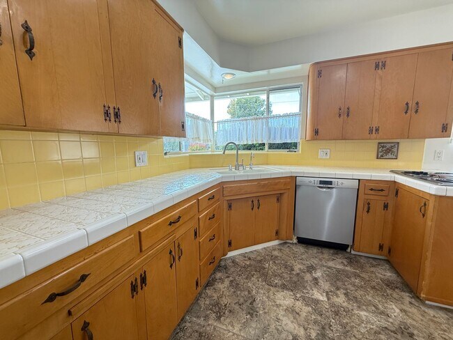 Building Photo - 1950's Ranch Style 2+2 with den/office Hom...