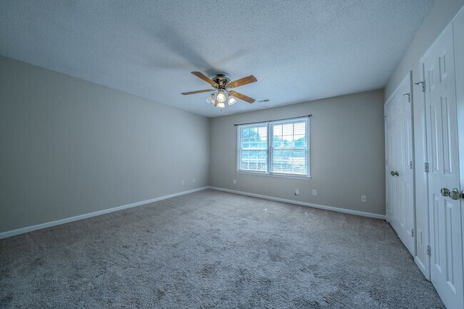 Building Photo - 907 Shelby Dr