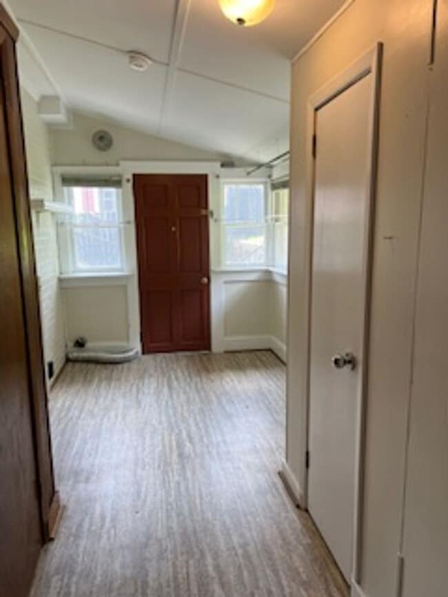 Building Photo - Adorable Downtown Marion Rental!