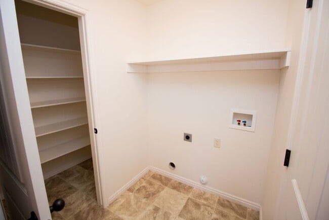 Building Photo - 3 bed, 2.5 bath town house