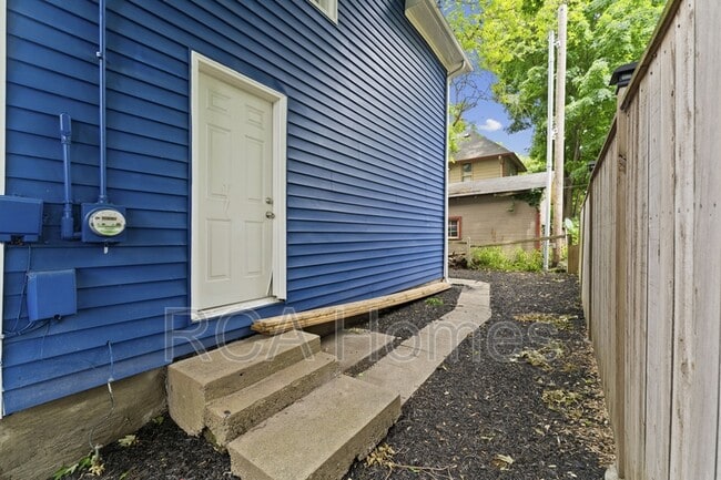 Building Photo - 1441 E 11th St