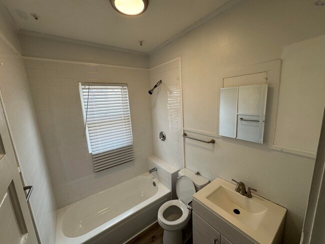 Building Photo - 1105 Bluff St