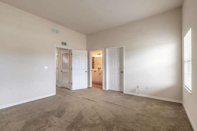 Building Photo - Charming 2-Bedroom, 2.5-Bathroom Townhome ...