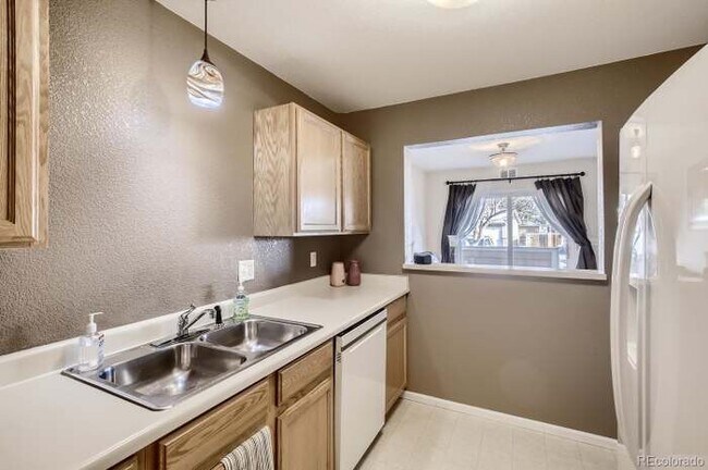 Building Photo - 1601 Great Western Dr