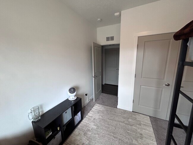 Building Photo - 891 S 2300 E