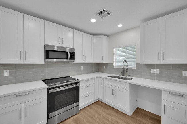 Building Photo - SIGN YOUR LEASE BY 12.31.25 AND RECEIVE THE FIRST 2 WEEKS RENT FREE!! Beautifully updated 3-bedro...