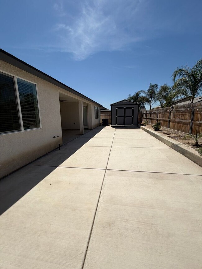 Building Photo - Beautiful Home for rent in Tulare!