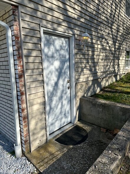 Private Entrance - 730 Meadow Rd