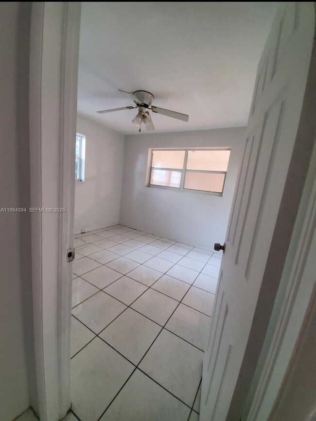 Building Photo - 502 N 70th Way