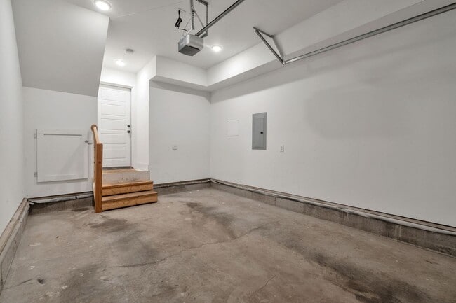 Building Photo - Modern Living In East Nashville!