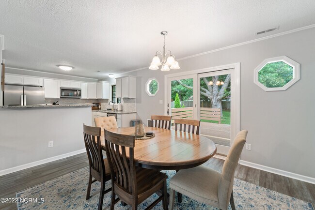 Building Photo - 805 Deblea Ct