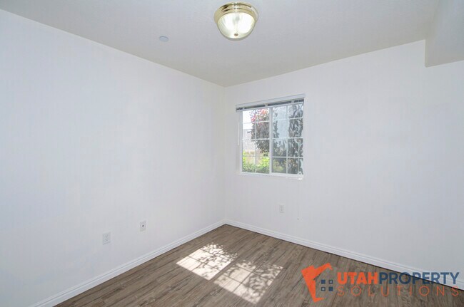 Building Photo - 2101 N Aurora Way