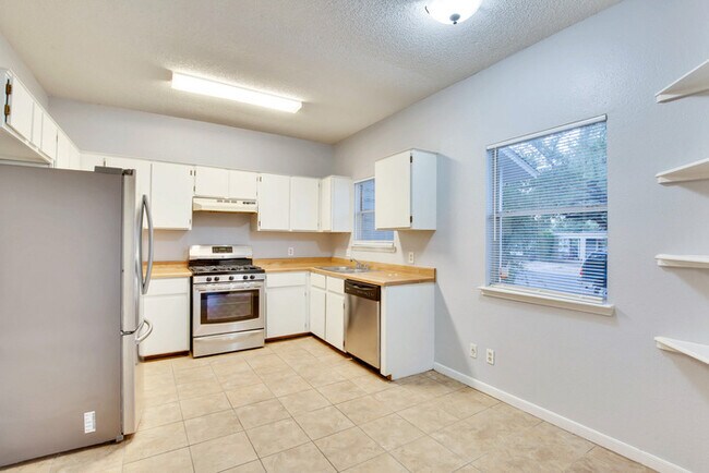 Building Photo - 3113 Robinson Ave
