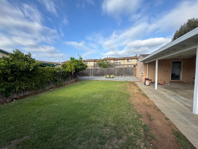 Building Photo - 5 Bedroom, 3.5 Bath, Beautiful 1,856 SQ FT...