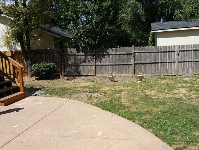 Building Photo - 4 Bed, 1 Bath, Large fenced yard, Shop, En...